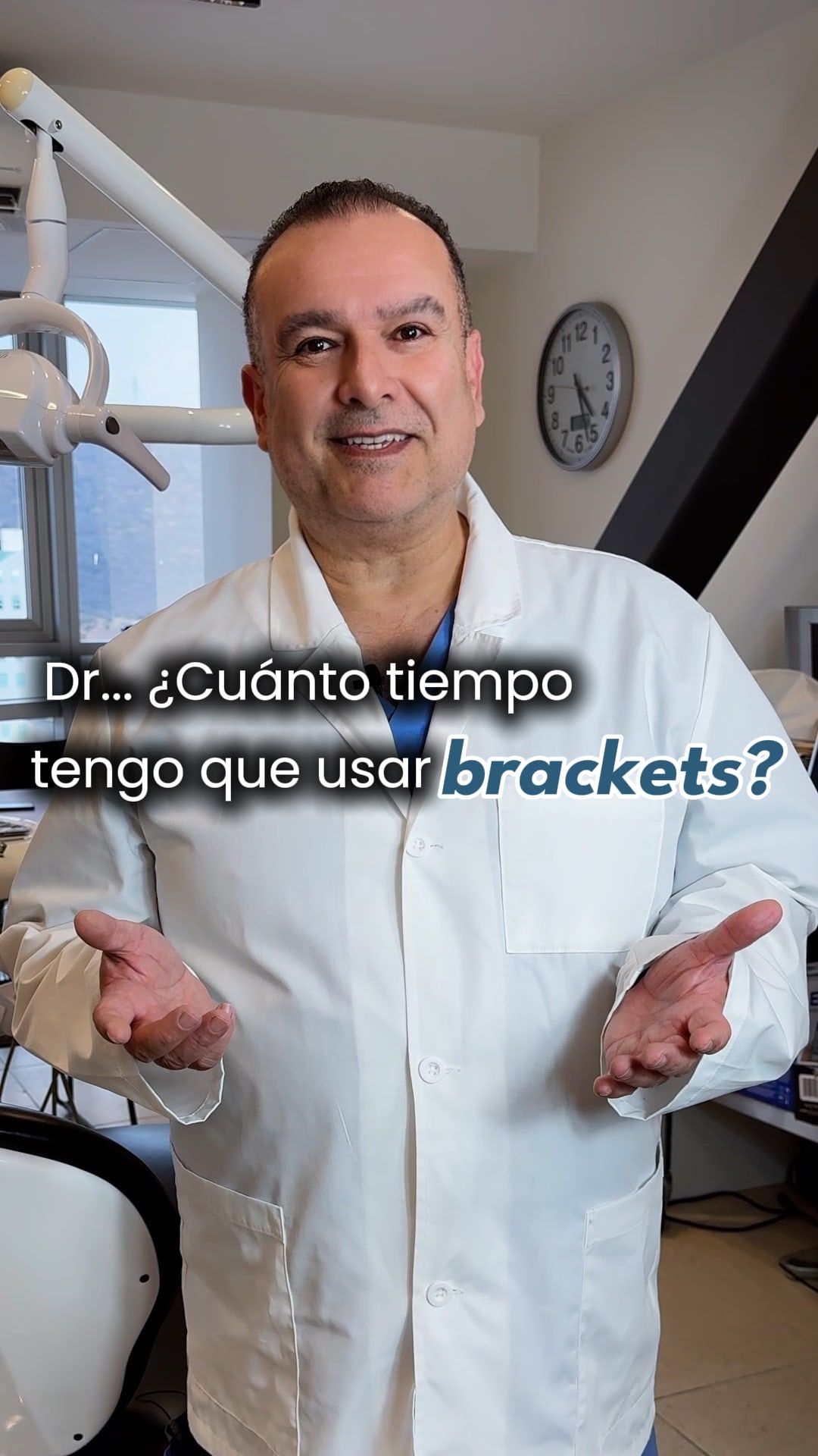El Dr. Carlos Islas responde en video cuánto tiempo se usan los brackets