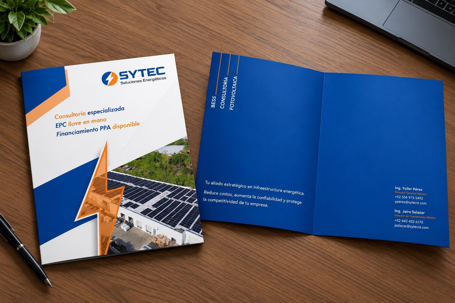 Carpeta corporativa de Sytec, soluciones energéticas, sobre un escritorio de madera