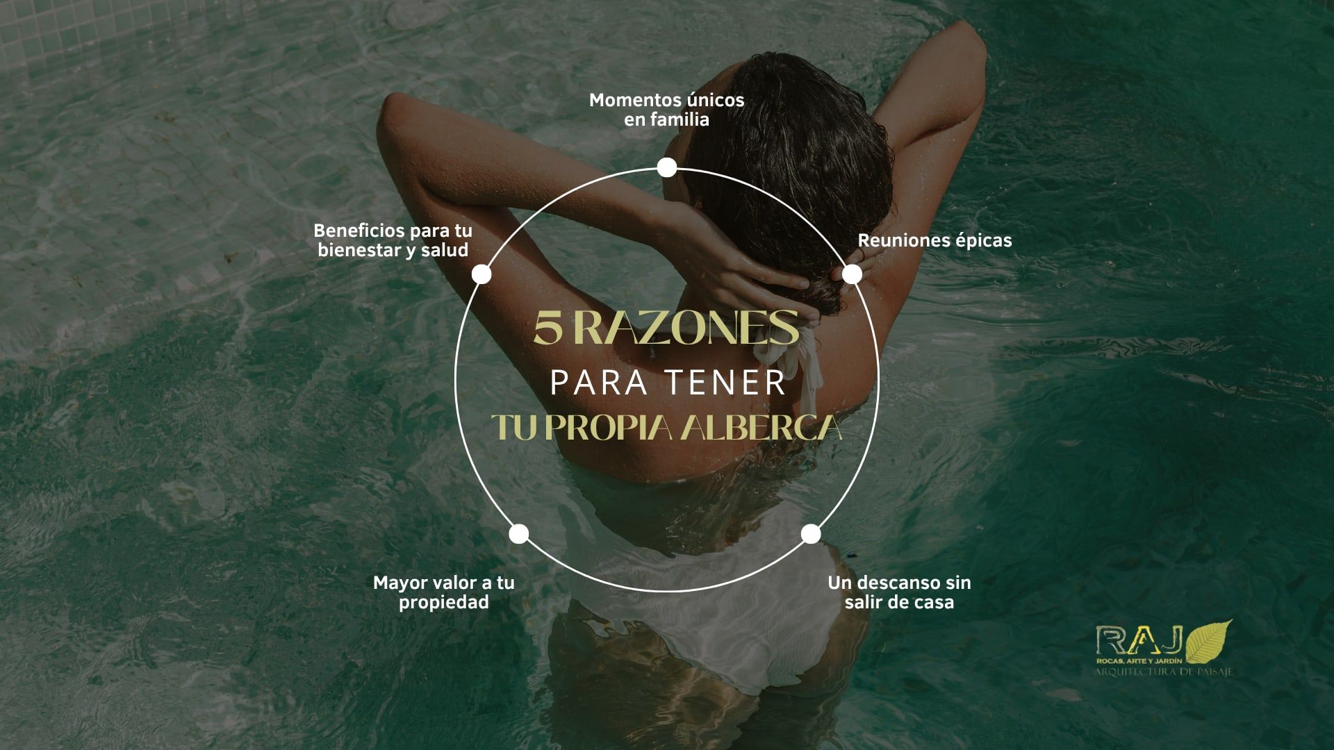 Pieza de Roca Arte y Jardín con cinco razones para tener alberca propia, sobre una mujer nadando